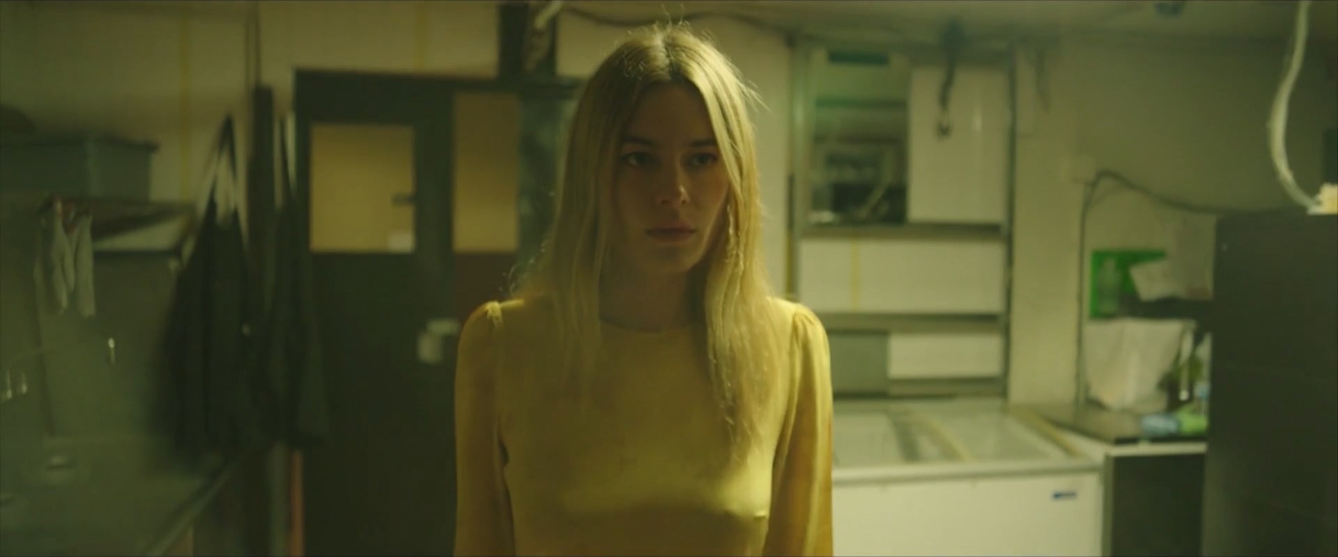 Camille Rowe sexy - Butcher Boy (2019)