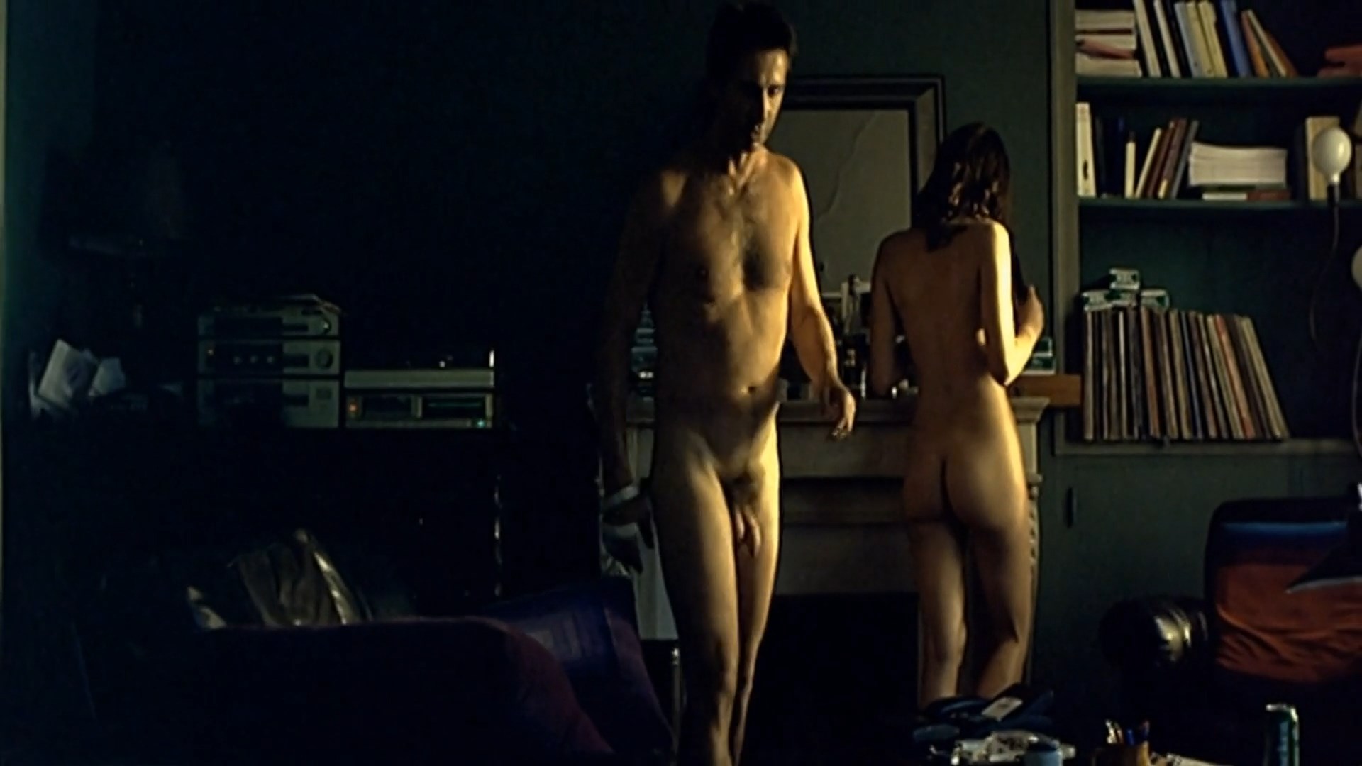 Marion Cotillard nude - Une Affaire privee (2002)