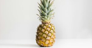 ¿Qué significa llevar una piña al supermercado? La rara tendencia para ligar en España explicada