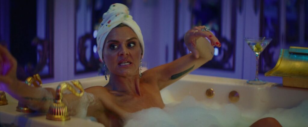 Eliza Coupe sexy – The Estate (2020)