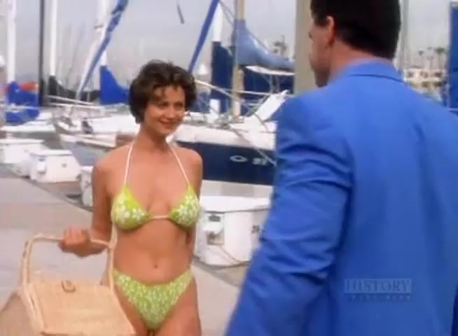 Catherine Bell sexy - JAG s03e15, s05e15,16 (1998-2000)