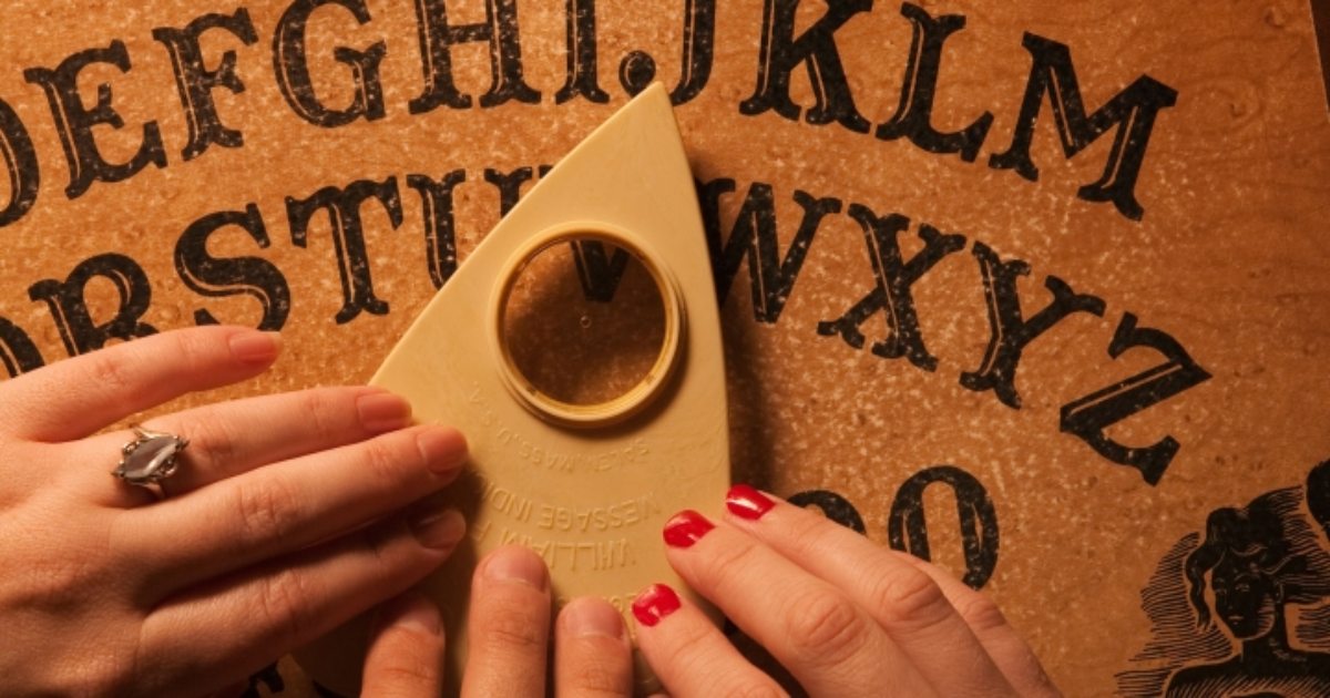 Cầu cơ (Ouija) là gì? Hé lộ những bí ẩn kinh hoàng của trò gọi hồn