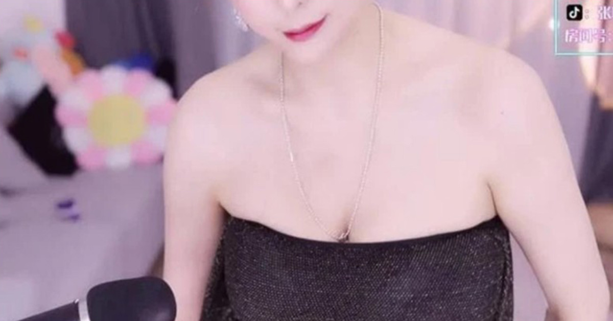 Nữ streamer Zhang Qui Ge khiến fan “sôi sục” vì lộ cả khe ngực khi livestream trên sóng