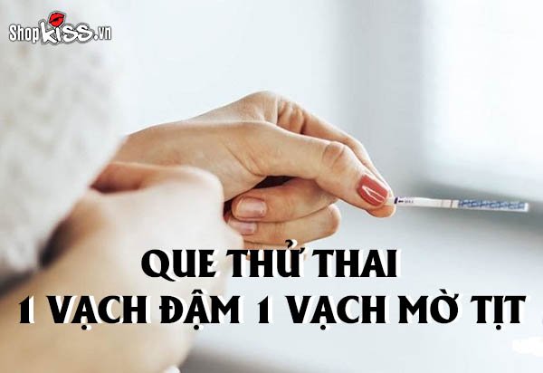 Que thử thai 1 vạch đậm 1 vạch mờ tịt là có thai không?