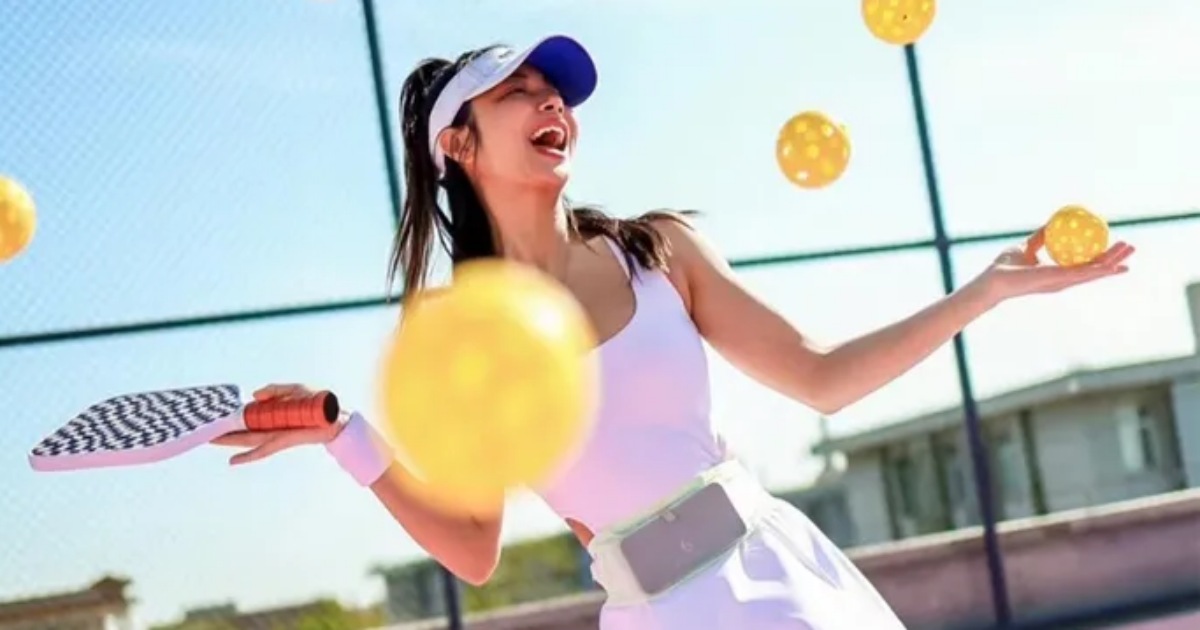 Loạt ảnh nóng trên sân pickleball gây tranh cãi